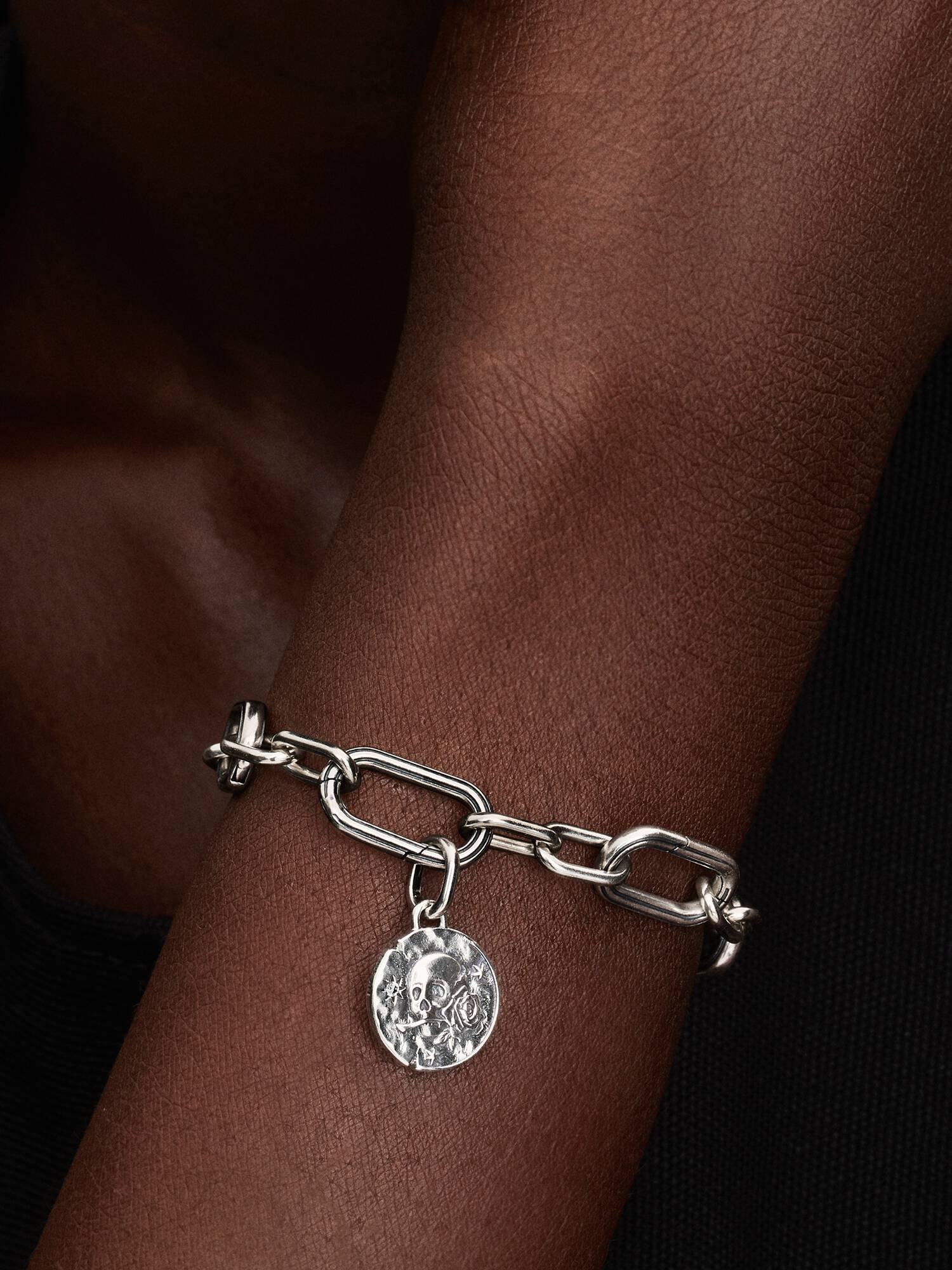 Kafatası Madalyon Charm