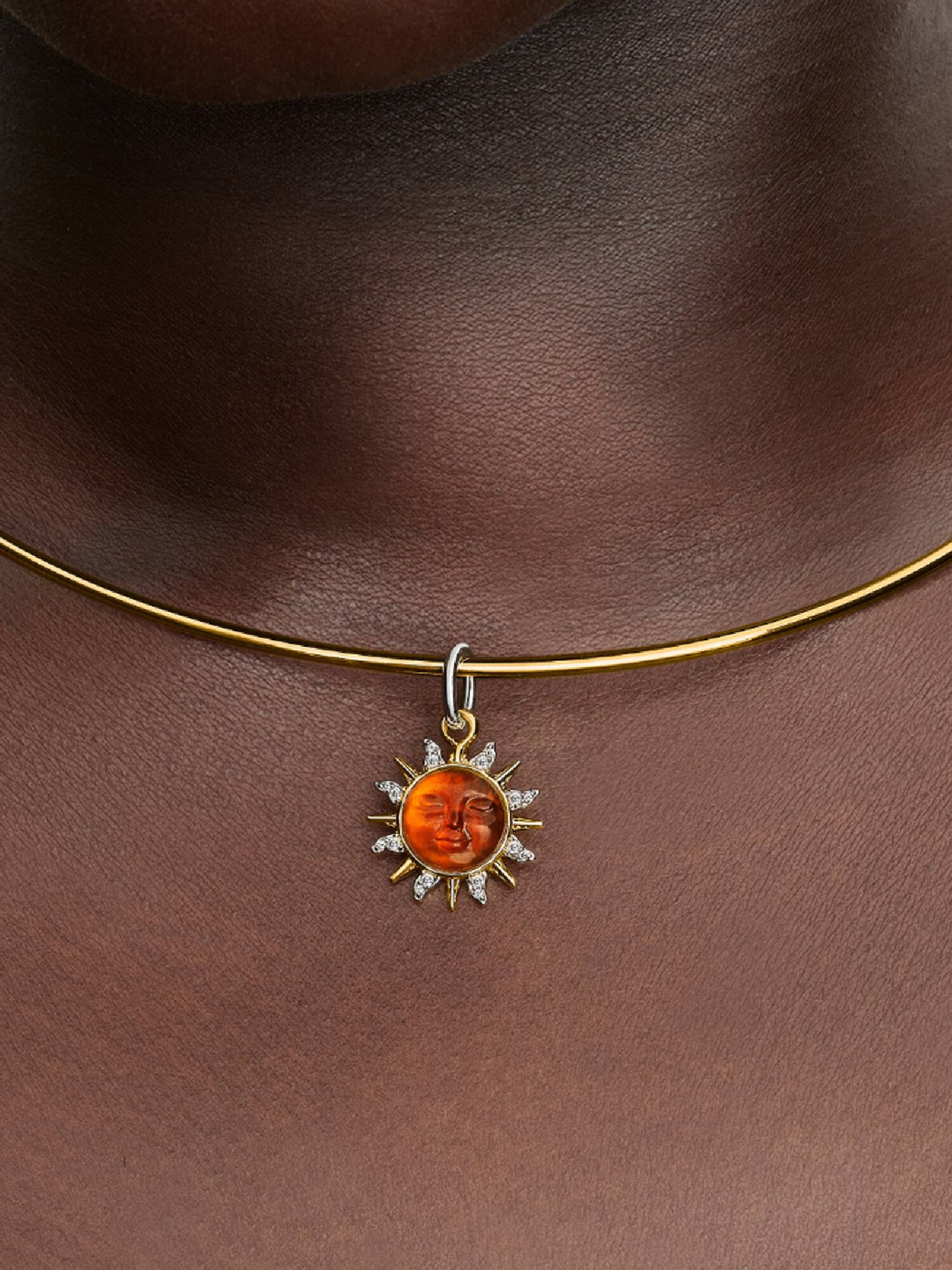 Kıvrımlı Güneş İki Renkli Sallantılı Charm