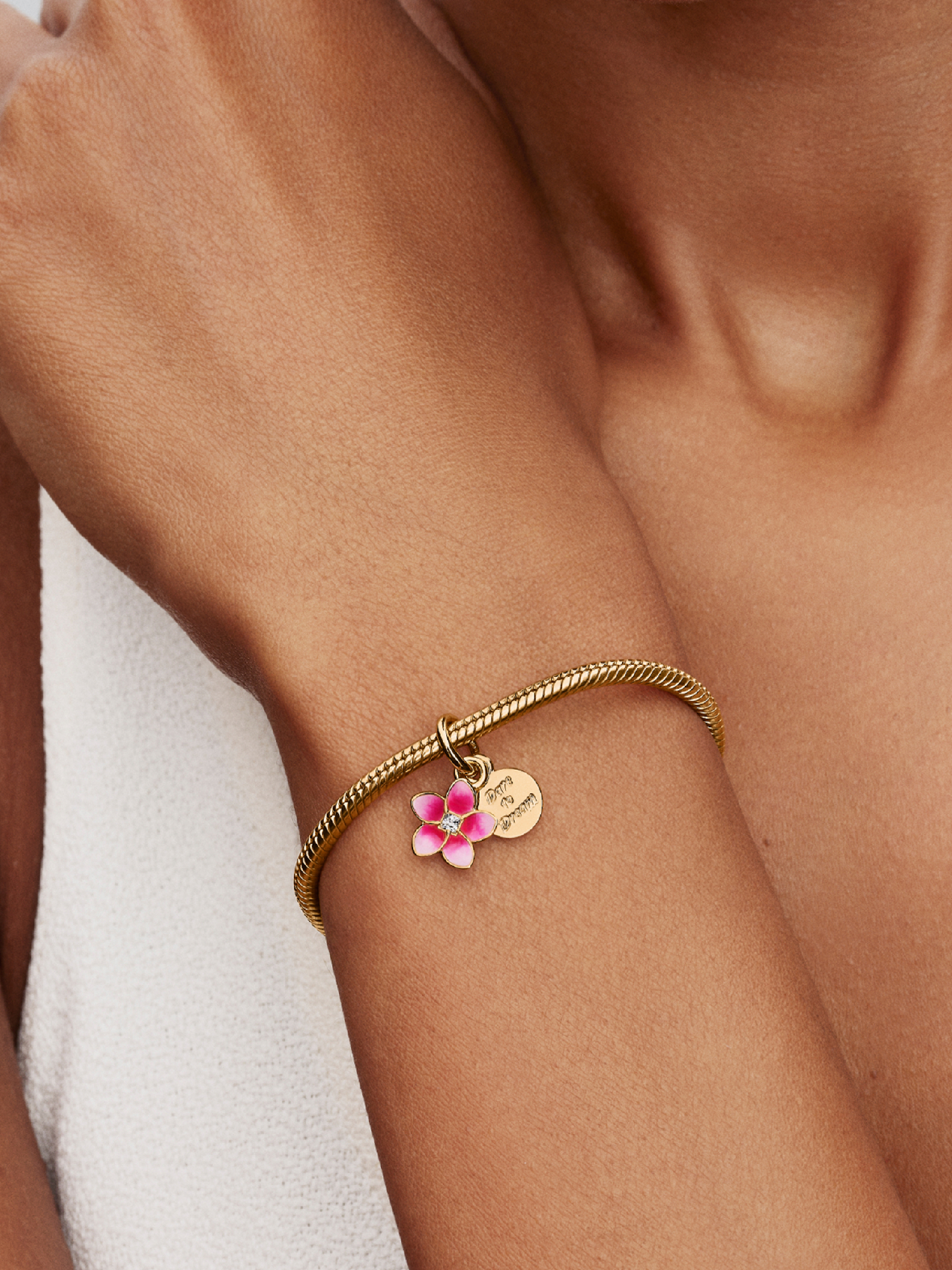 Disney Moana Çiçek Sallantılı Charm | Altın kaplama | Pandora TR