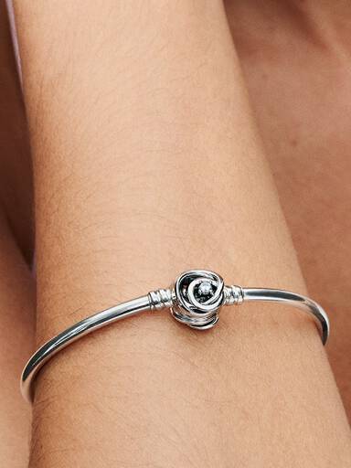 Çevrelenmiş Klipsli Bangle Bileklik