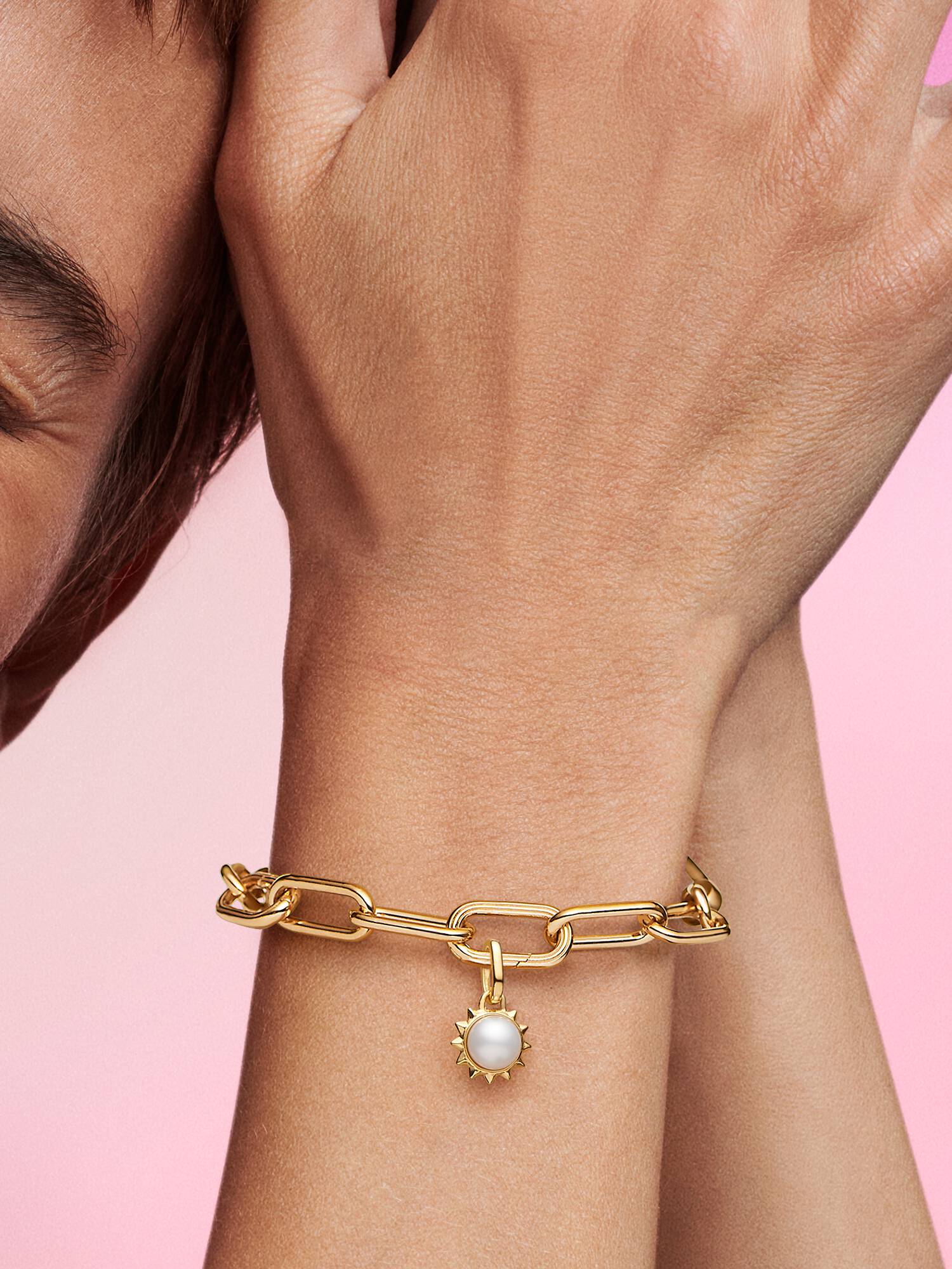 Pandora ME İşlenmiş Tatlı Su Kültür İncisi Güneş Mini Sallantılı Charm