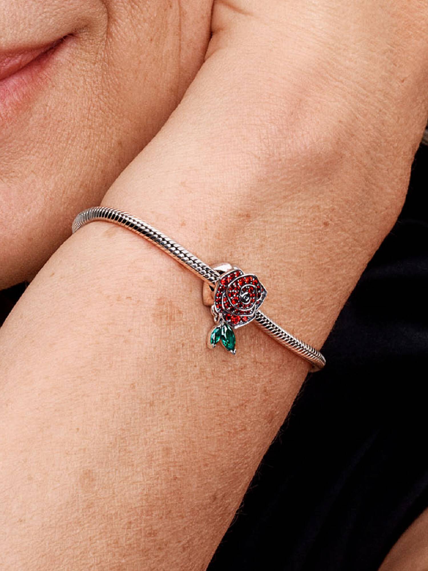 Açan Işıltılı Gül Charm