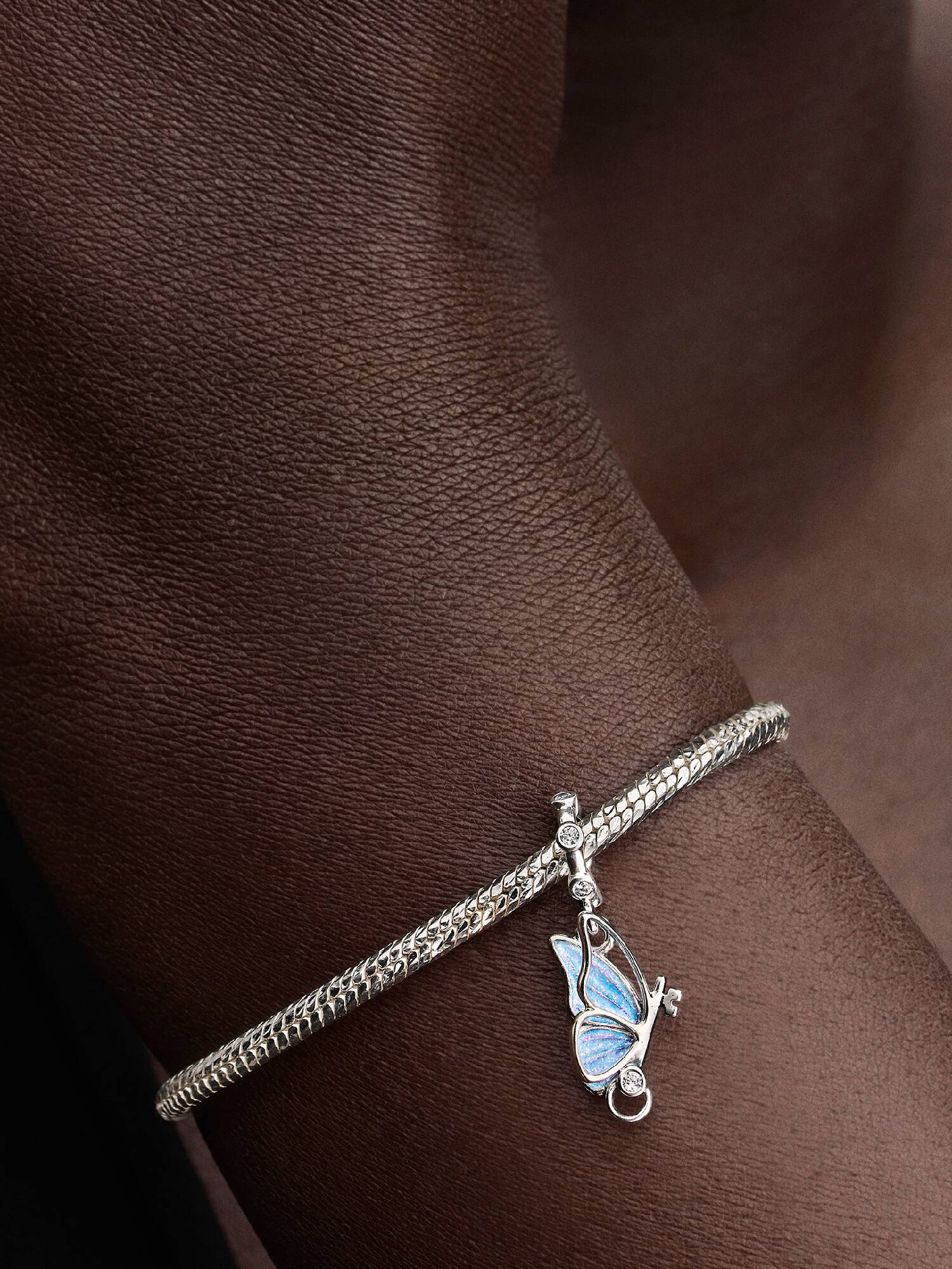 Kanat Sallantılı Charm