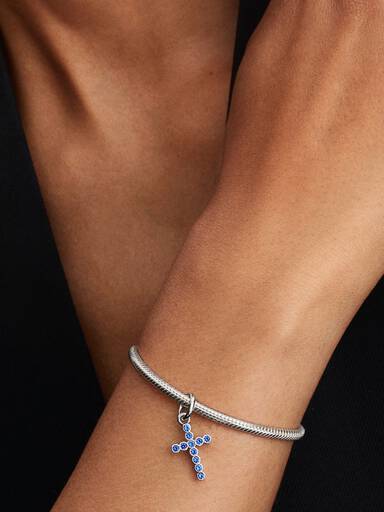 Haç Sallantılı Charm