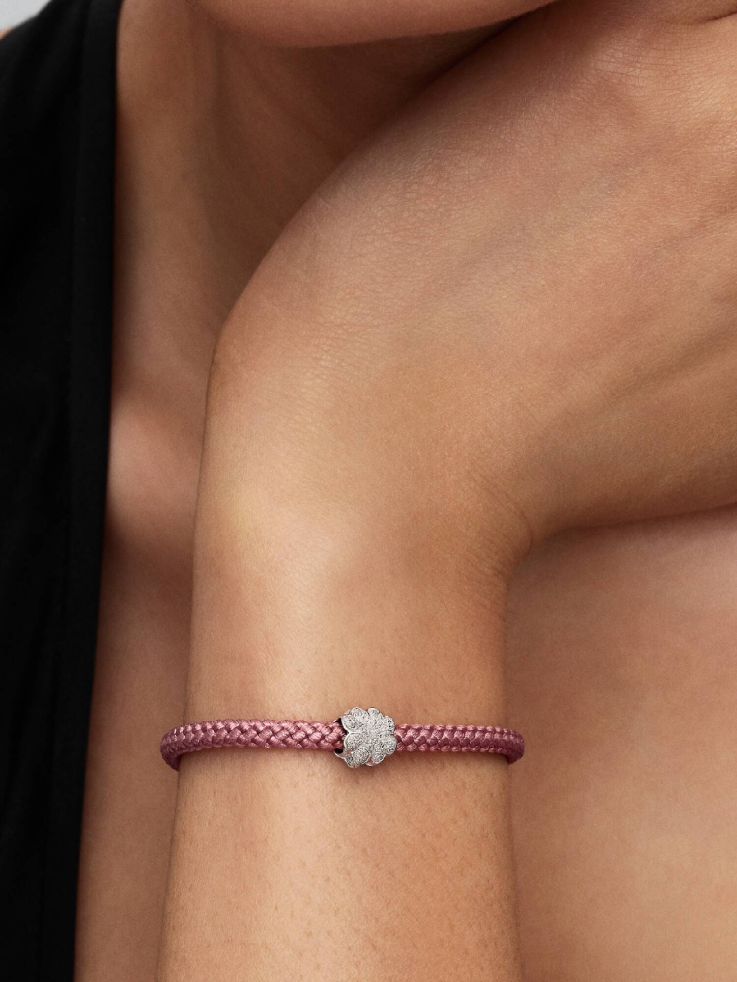 Dokulu Yonca Mini Charm