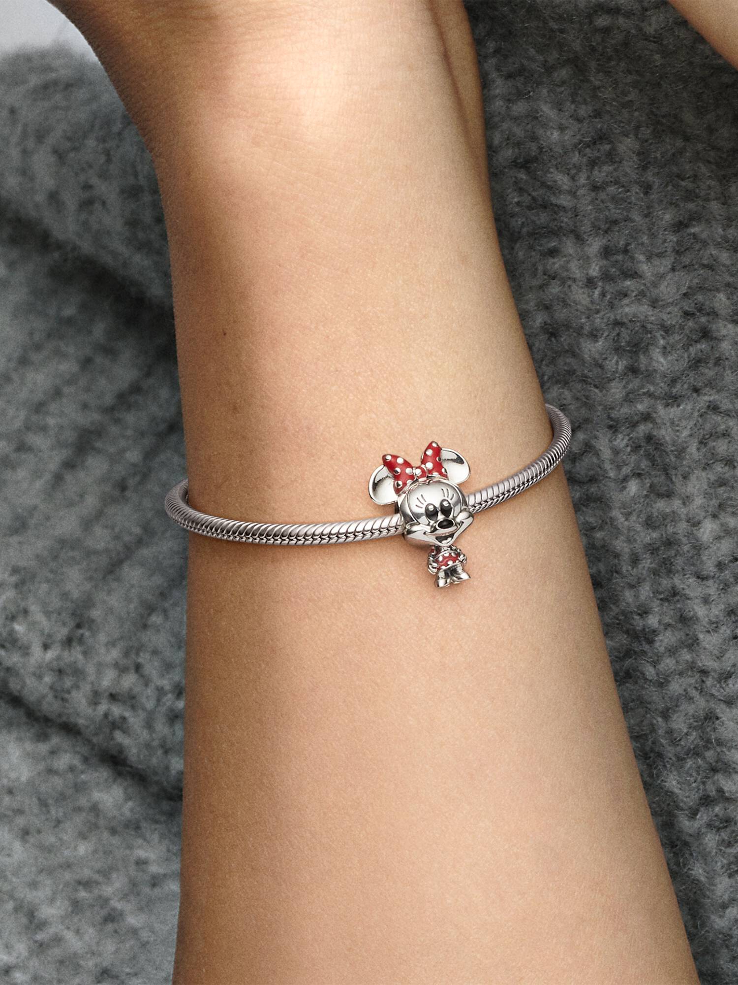 Disney, Puantiye Fiyonklu ve Elbiseli Minnie Charm