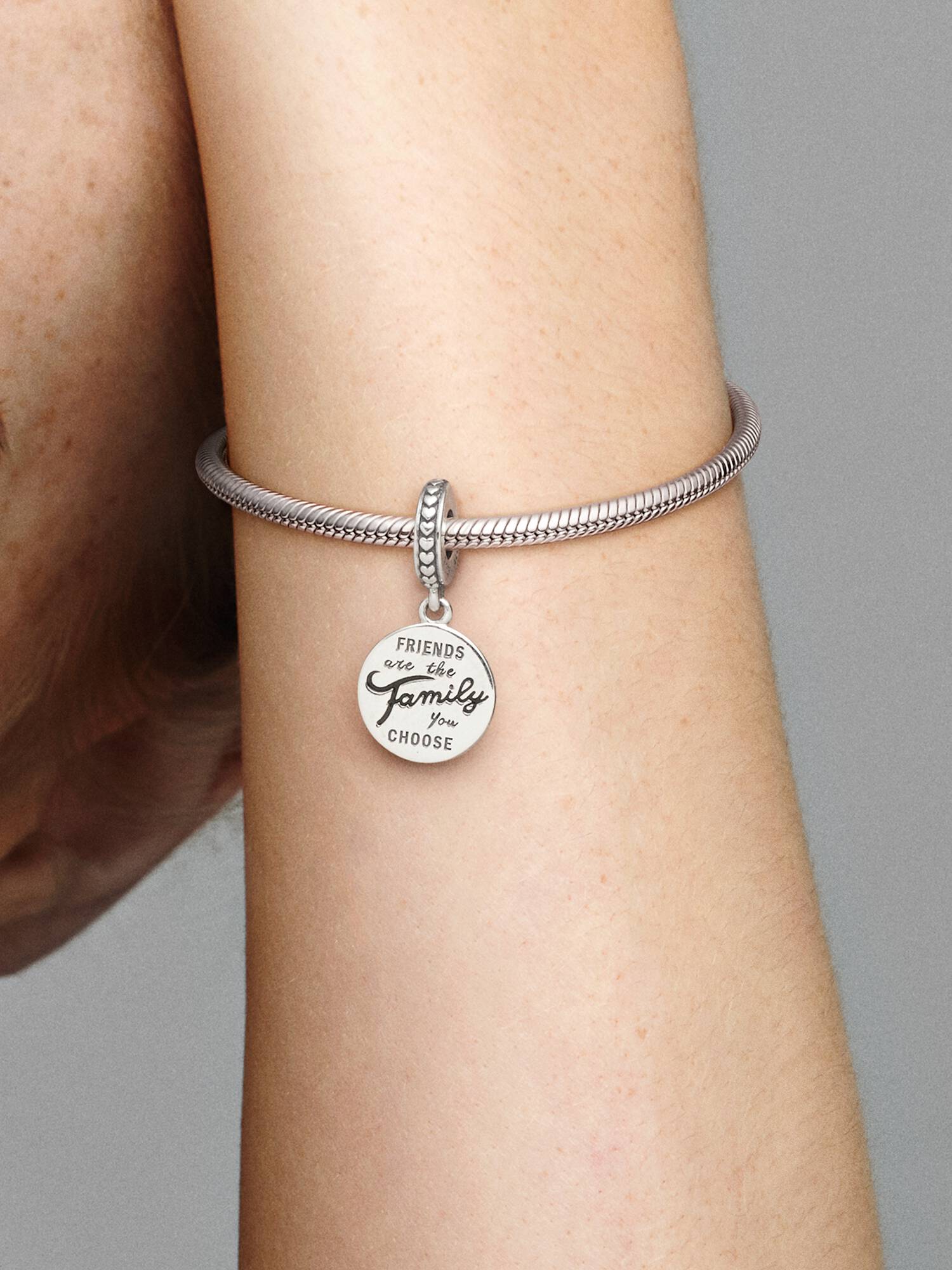 "Arkadaşlar Ailedir" Sallantılı Charm